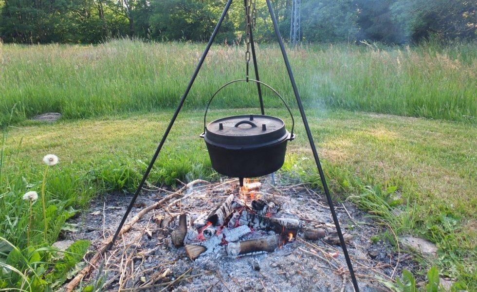 cooking_on_open_fire_dutch_oven_infomax1