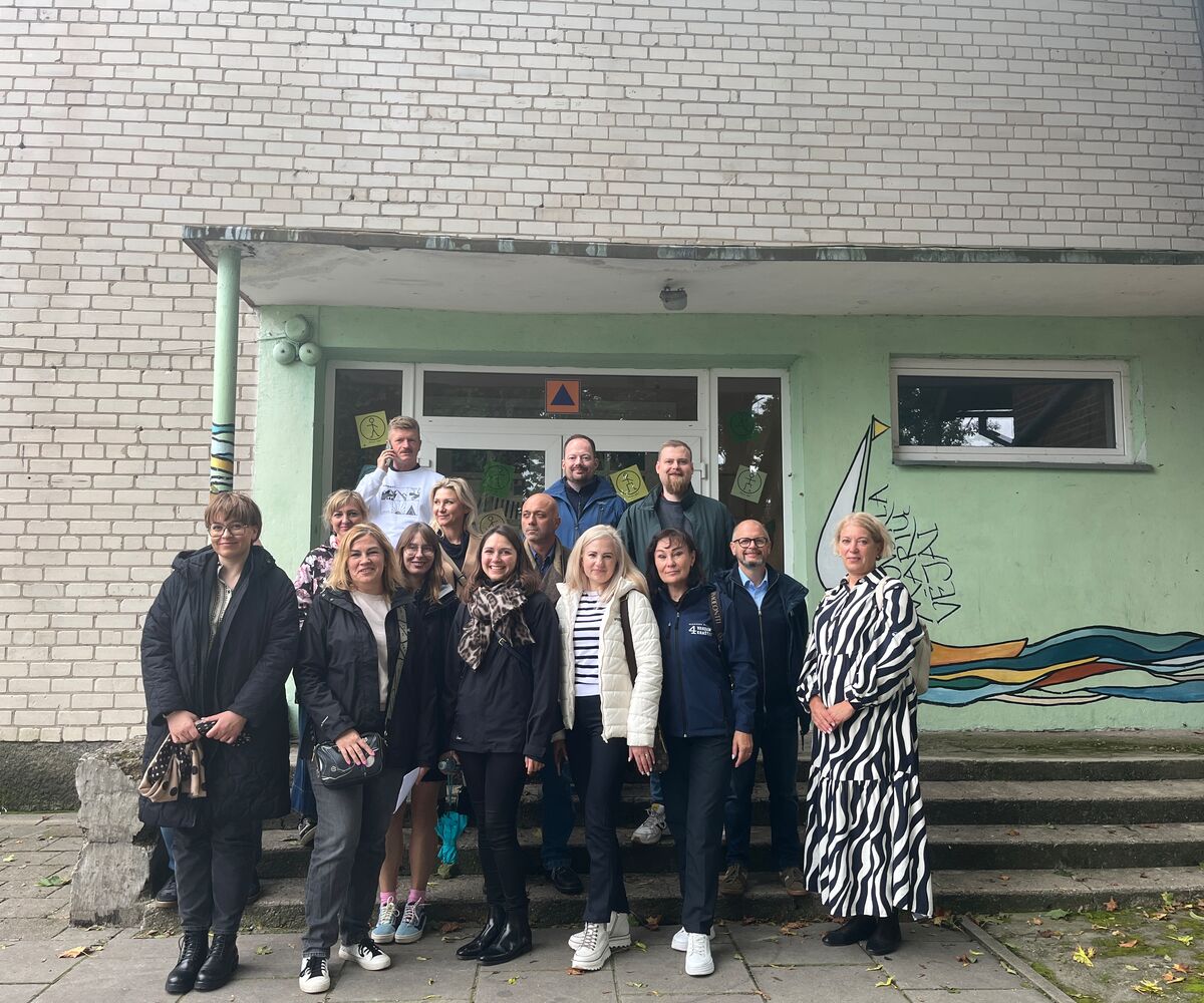 Gruppenbild der Partner des Projektes MariEx während eines Dorrundgangs