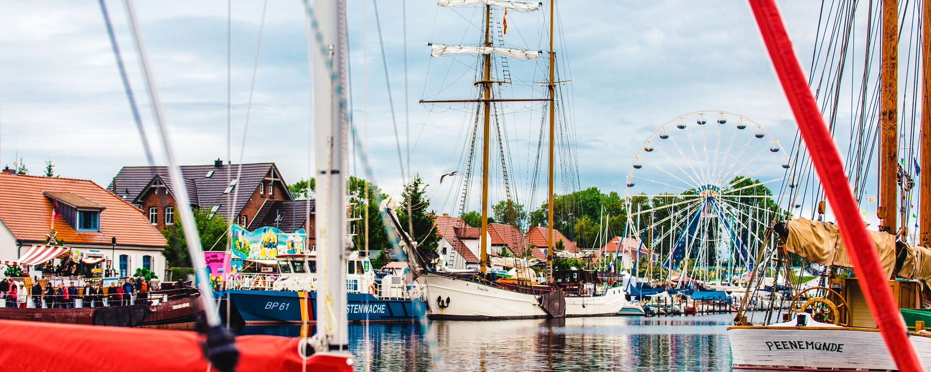 Boote auf dem Ryck und im Hintergrund ein Riesenrad