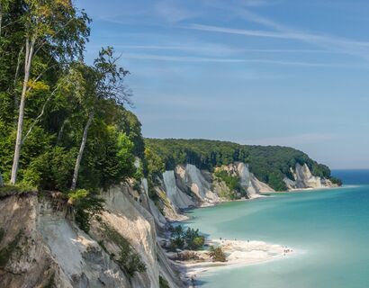 Die Kreidefelsen im Nationalpark Jasmund ragen in die Ostsee