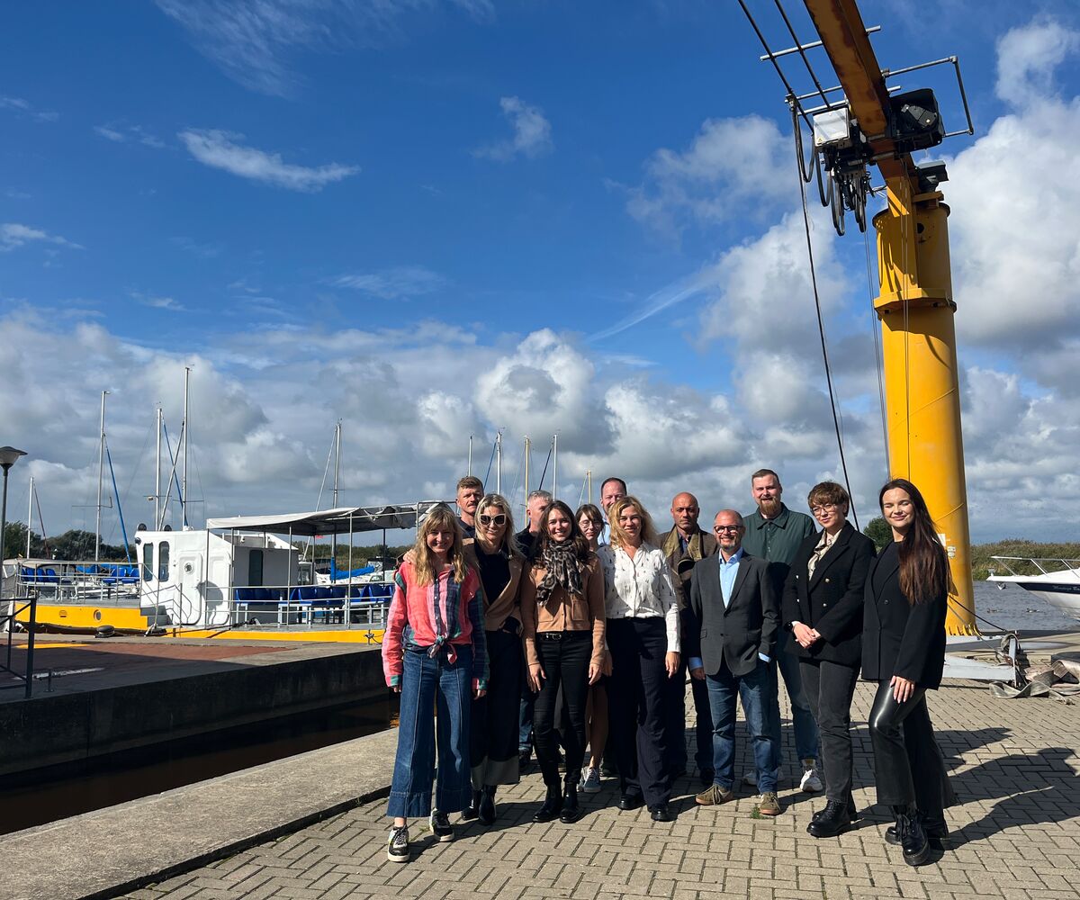 Gruppenbild der Partner des Projektes MariEx im Hafen von Dreverna