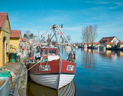 Ein Blick in den Hafen Freest. Im Fokus ein Boot