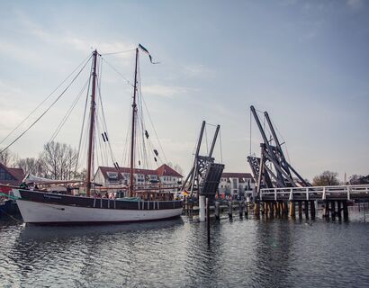 Die Wiecker Klappbrücke geöffnet, nach dem ein riesiges Segelschiff durchgefahren ist
