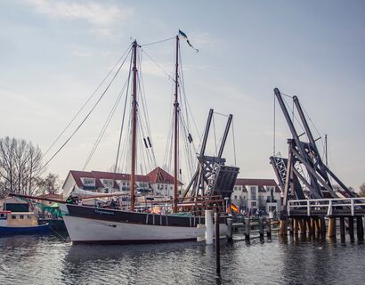 Die Wiecker Klappbrücke geöffnet, nach dem ein riesiges Segelschiff durchgefahren ist