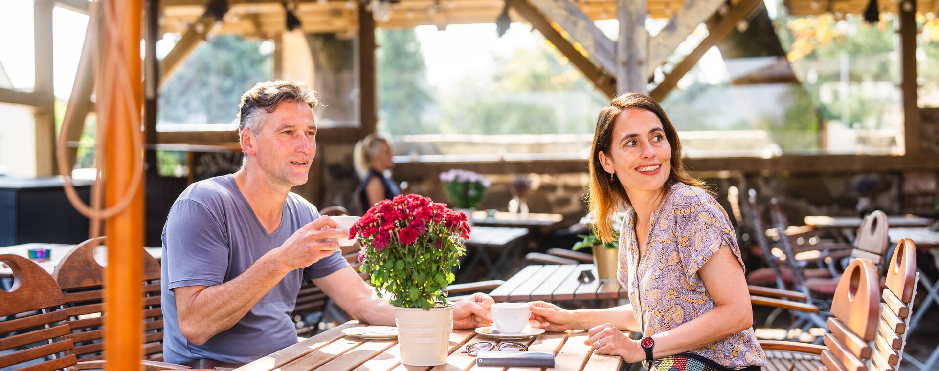Ein Paar trinkt Kaffee auf der Terrasse des Gutshofs Liepen