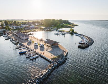 Luftaufnahme über den Hafen Stahlbrode, in dem einige Segelboote liegen.
