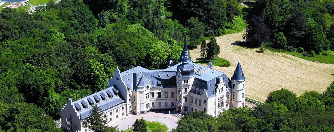Eine Luftaufnahme des Schlosshotels Ralswiek