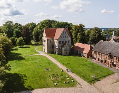 Luftaufnahme des Schloss Ludwigsburgs mit zwei Fahrradfahrern.