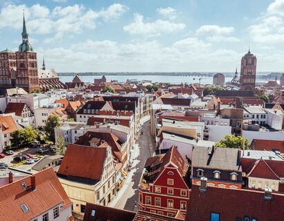 Luftaufnahme der Heilgeiststraße in Stralsund mit Blick auf die Altstadt und das Stralsunder Fahrwasser