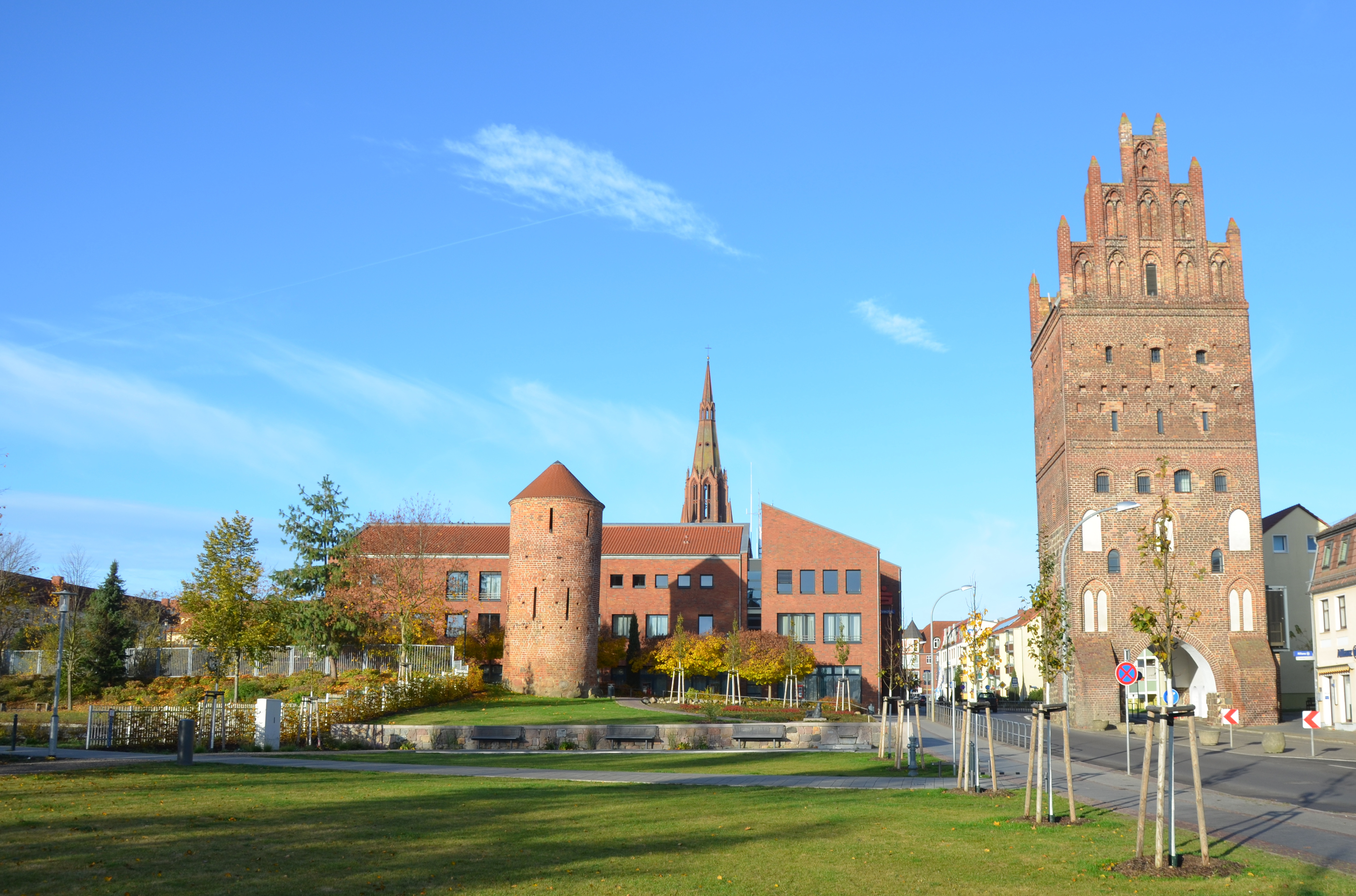 Blick auf den Pulverturm und das Luisentor in Demmin