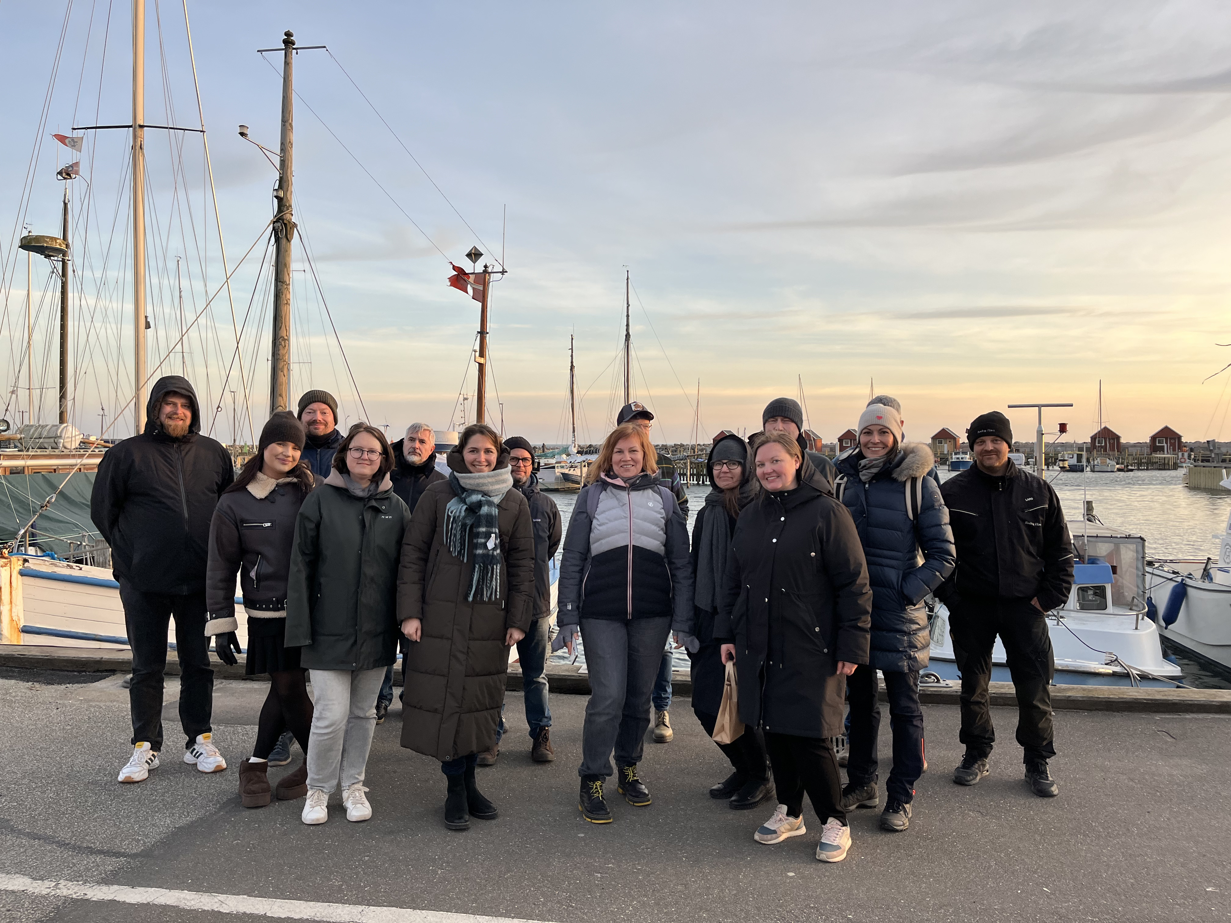 eine Gruppe von Leuten steht in einem kleinen Hafen