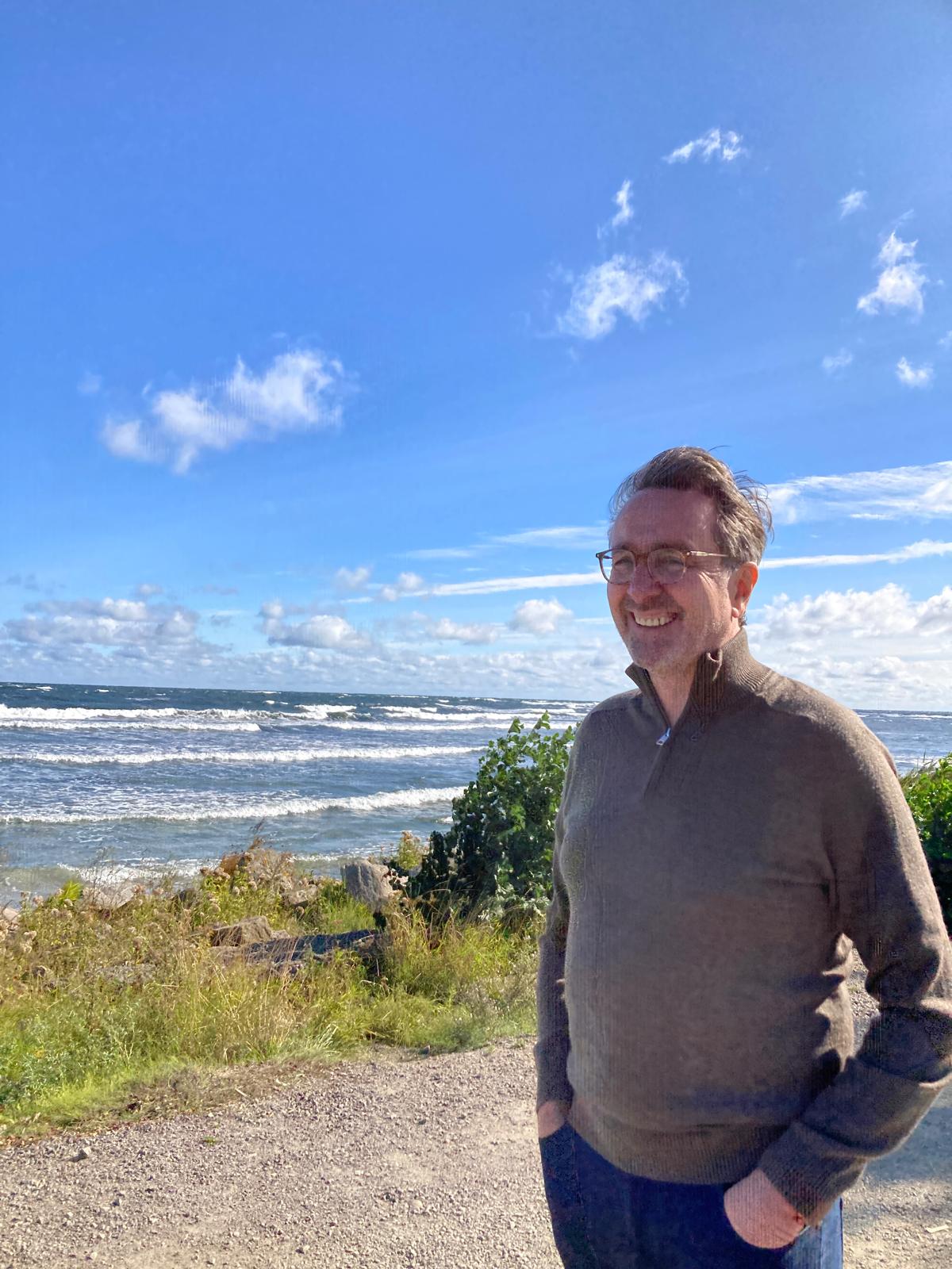 Jan Kofoed ermittelt auf Bornholm – Autorenlesung mit Carl Harry Kirkeby in der Stadtbibliothek Stralsund