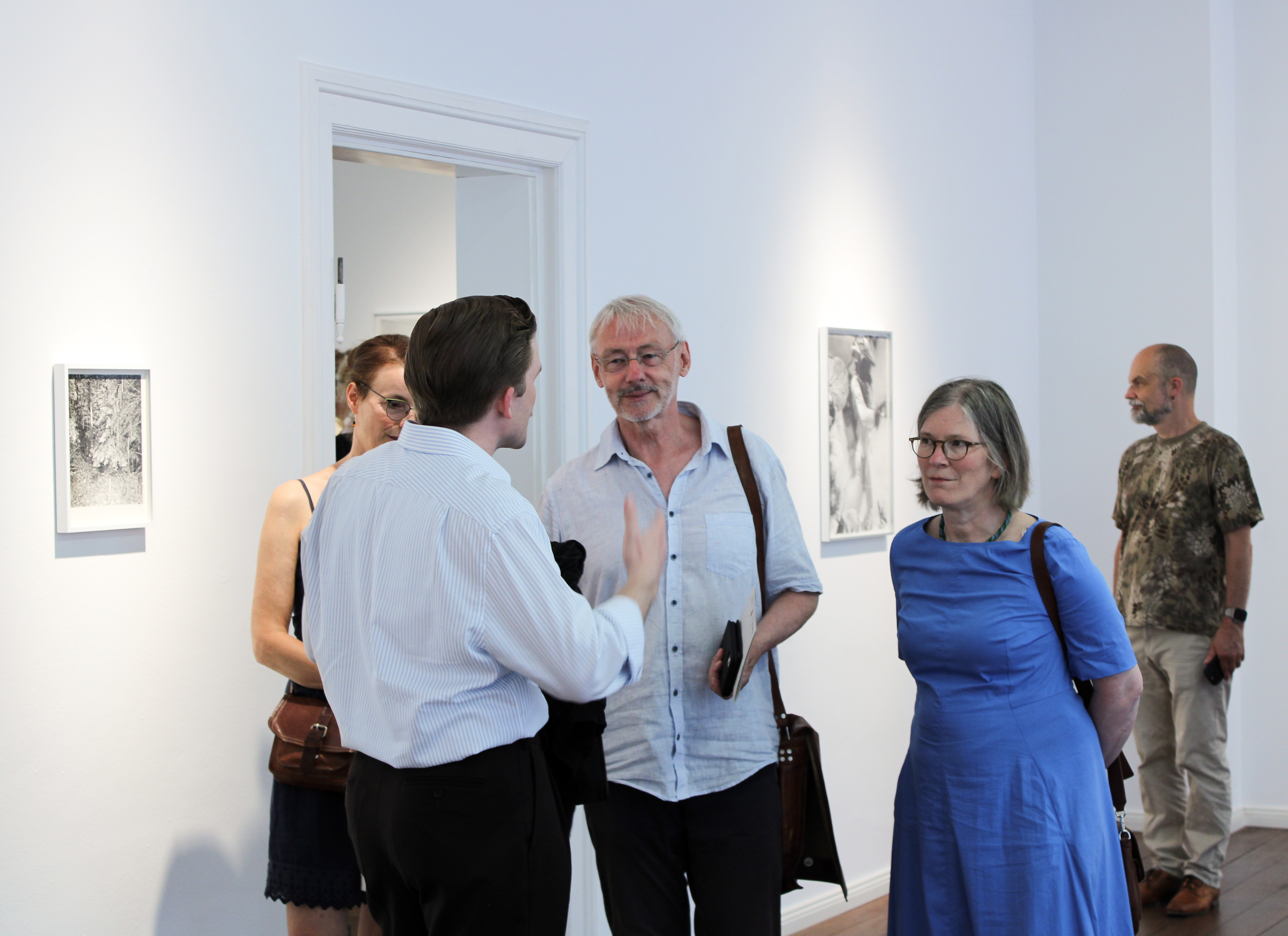 Giacomo Orth führt durch seine Ausstellung „away from reality II“