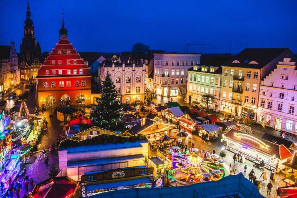 Blick auf den Greifswalder Weihnachtsmarkt