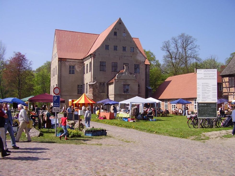 Spring market in the castle courtyard