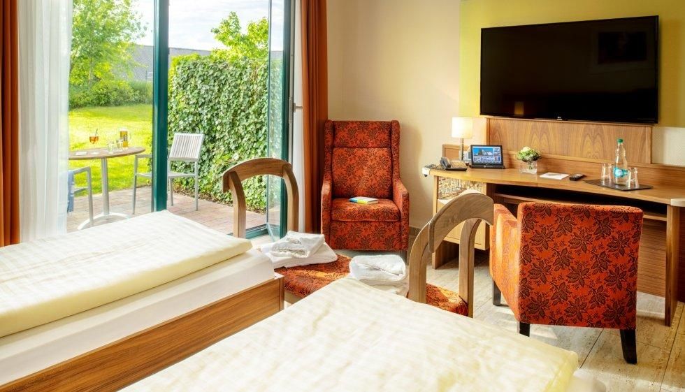 recknitztal-hotel-marlow-komfort-zimmer-gartenseite-mit-privater-terrasse