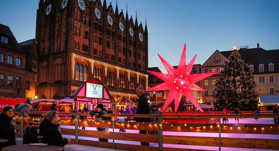 Ein 7 Meter hoher Stern schmückt die 400 m² große Eisbahn auf dem Alten Markt