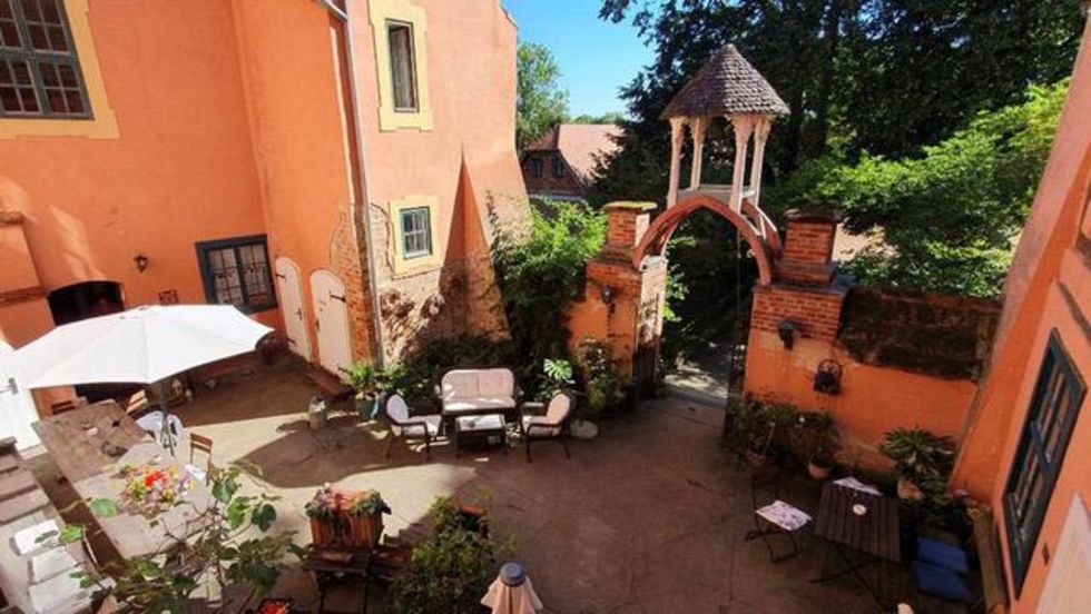 In summer, the castle café invites you into the historic outdoor area