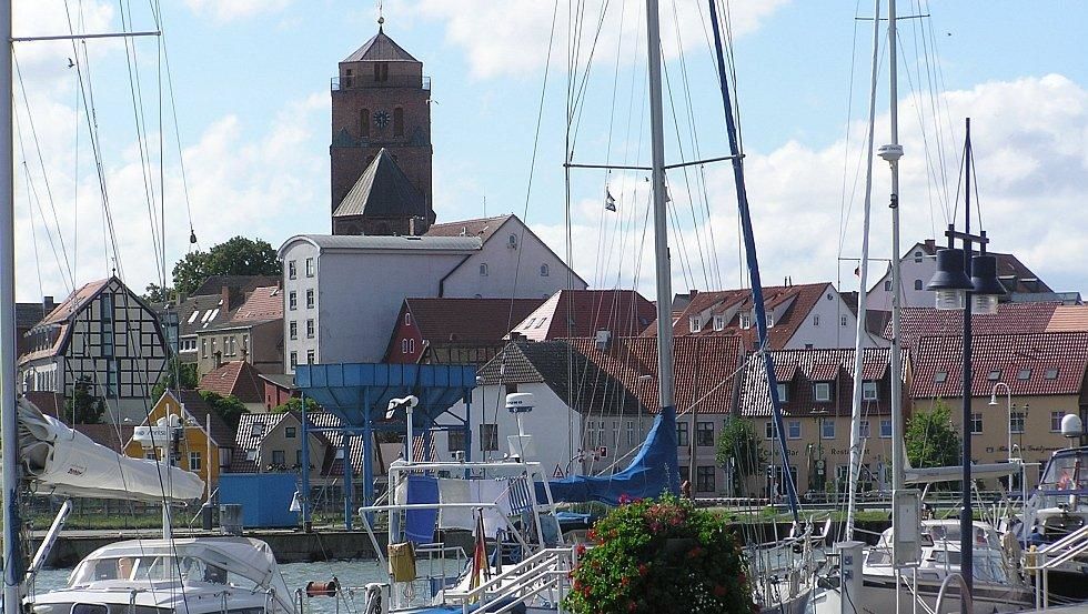 Stadthafen Wolgast mit Blick zur St. Petri Kirche und zur Altstadt
